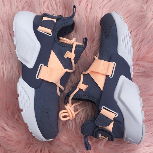 New Women’s Nike Air Huarache Sneakers - Picture 2 of 5